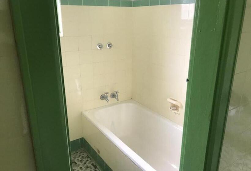 חדר מוזל מקלחת משותפת, Lakes And Ocean Hotel Forster