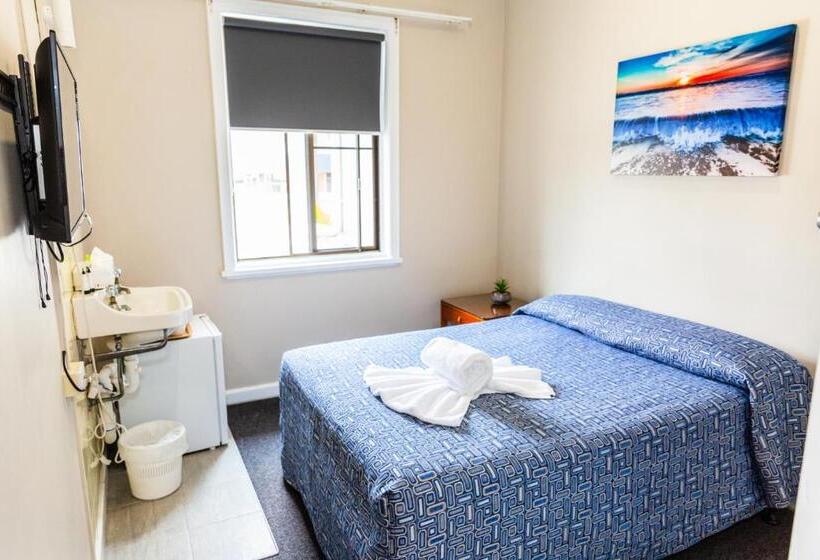 חדר מוזל מקלחת משותפת, Lakes And Ocean Hotel Forster