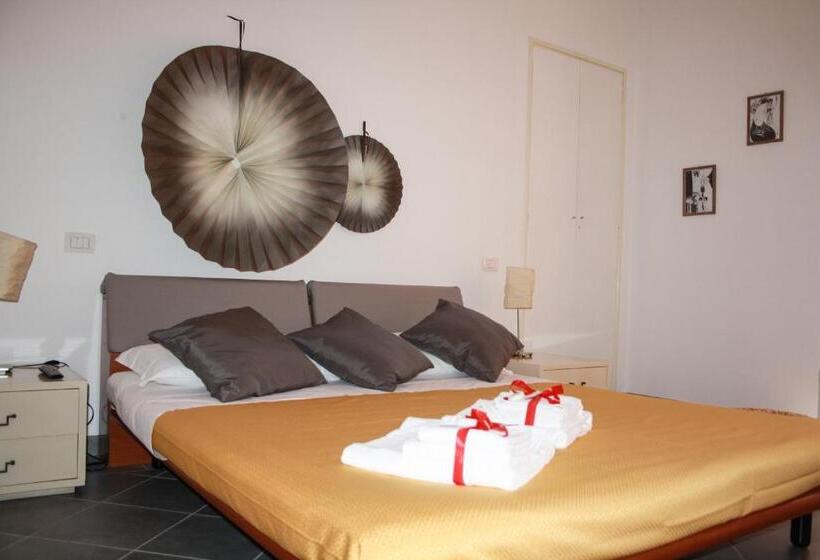 חדר אקונומי לארבעה, Salotto Piramide