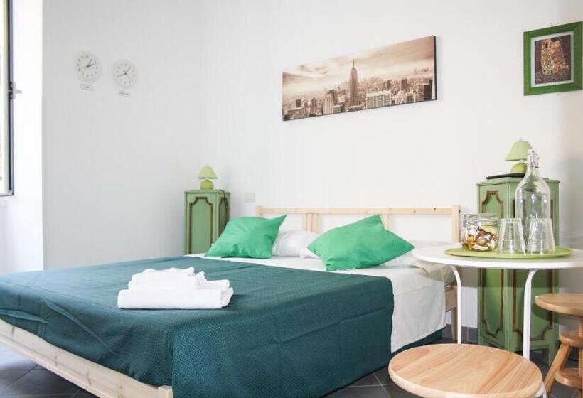 חדר אקונומי, Salotto Piramide