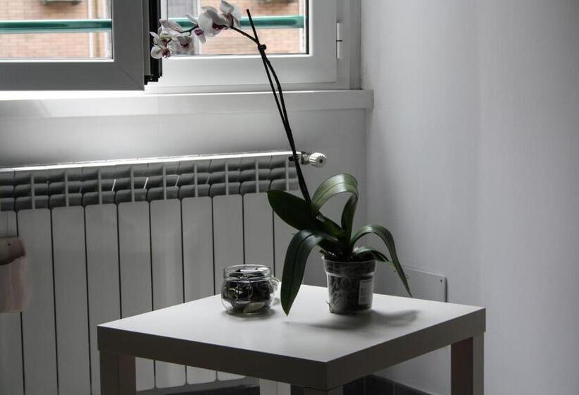 חדר אקונומי לארבעה, Salotto Piramide