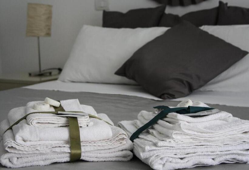 חדר אקונומי לארבעה, Salotto Piramide