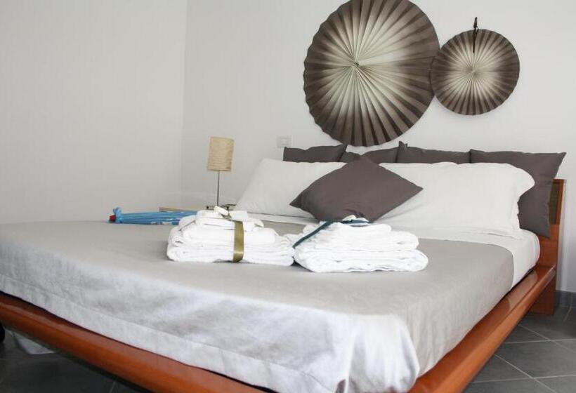 חדר אקונומי לארבעה, Salotto Piramide