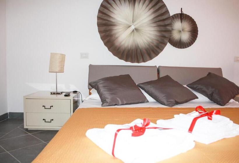 חדר אקונומי לארבעה, Salotto Piramide