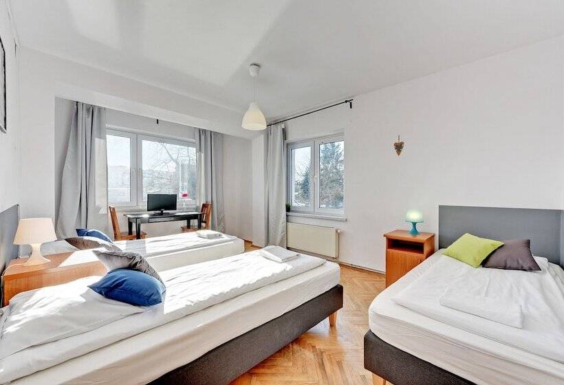 חדר סטנדרט לשלושה עם חדר אמבטיה משוף, Nice Rooms   Pokoje Gościnne
