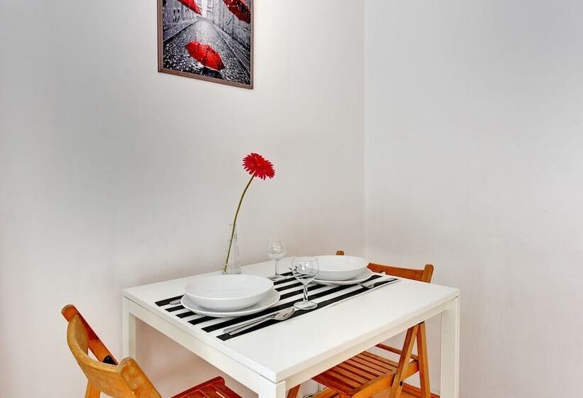 חדר סטנדרט לשלושה עם חדר אמבטיה משוף, Nice Rooms   Pokoje Gościnne