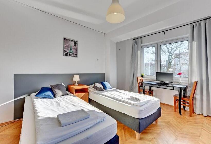 חדר סטנדרט לשלושה עם חדר אמבטיה משוף, Nice Rooms   Pokoje Gościnne