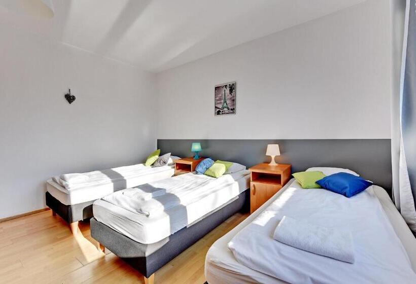 חדר סטנדרט לשלושה עם חדר אמבטיה משוף, Nice Rooms   Pokoje Gościnne