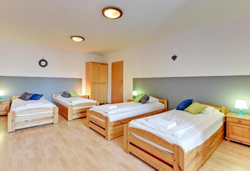 חדר סטנדרטי לארבעה עם חדר אמבטיה משותף, Nice Rooms   Pokoje Gościnne