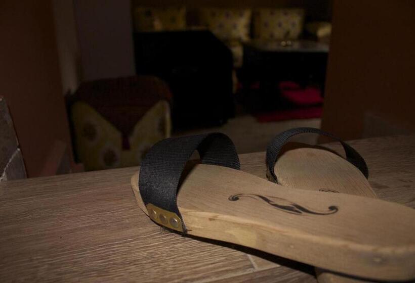 스탠다드 룸, Collier De La Colombe