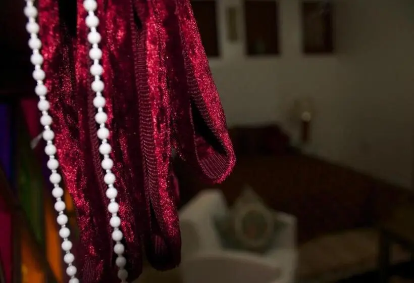 اتاق لوکس با تخت بزرگ, Collier De La Colombe
