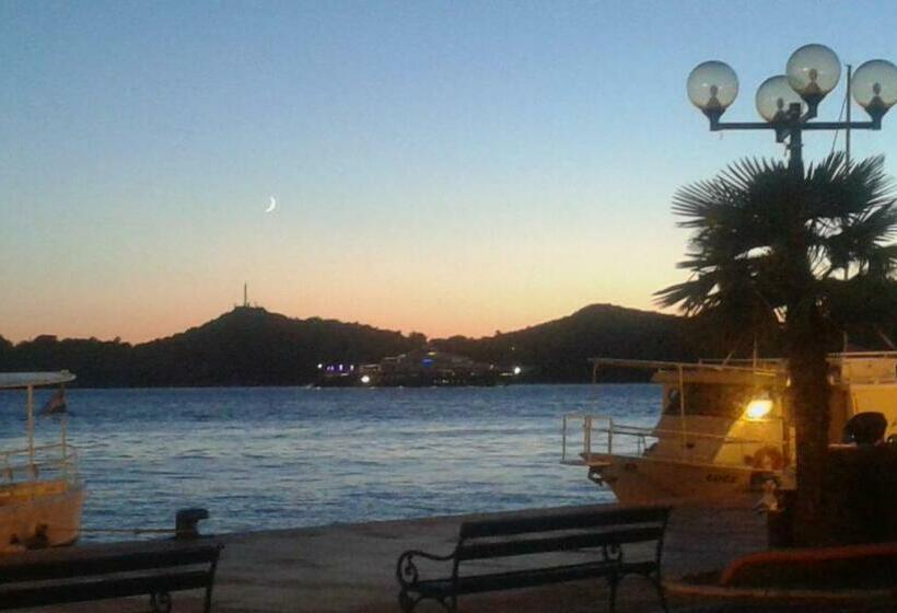 غرفة قياسية مطلّة علي البحر مزوَّدة بشُرفة, Pension More