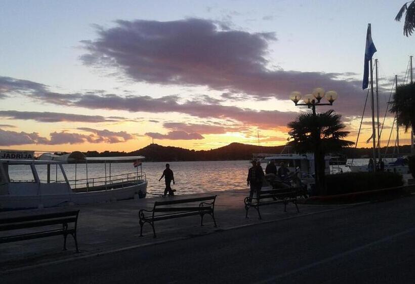 غرفة قياسية مطلّة علي البحر مزوَّدة بتراس, Pension More