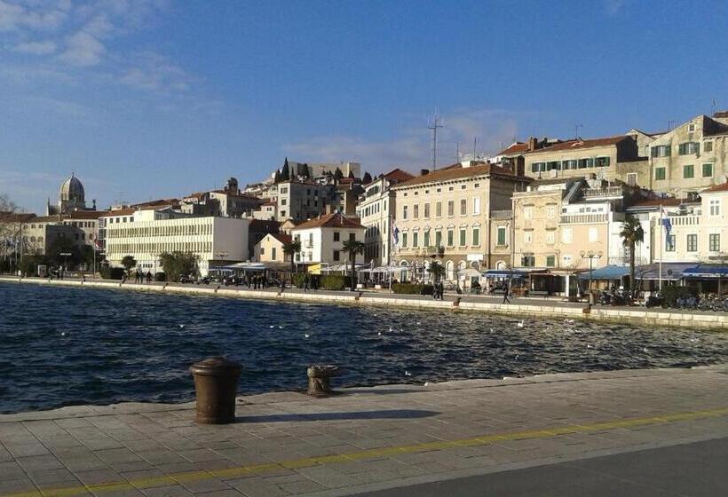 غرفة قياسية مطلّة علي البحر مزوَّدة بتراس, Pension More