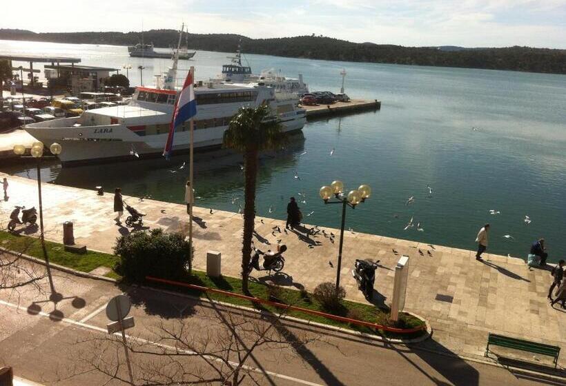 غرفة قياسية مطلّة علي البحر مزوَّدة بتراس, Pension More