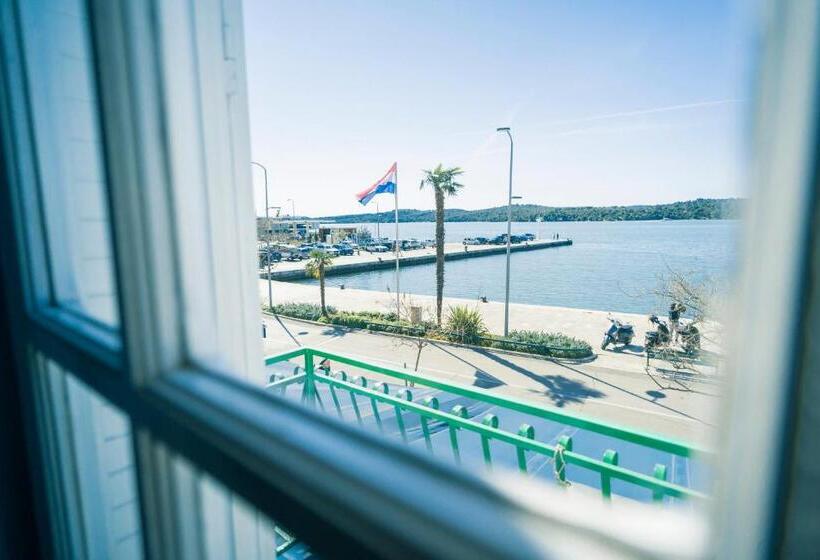 غرفة قياسية مطلّة علي البحر مزوَّدة بشُرفة, Pension More