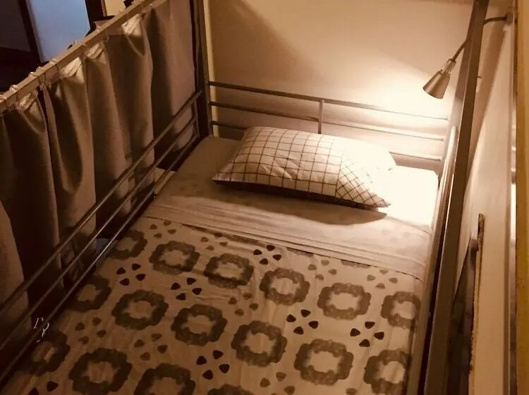 ルームシェアのワンベッド, Coogee Beach House