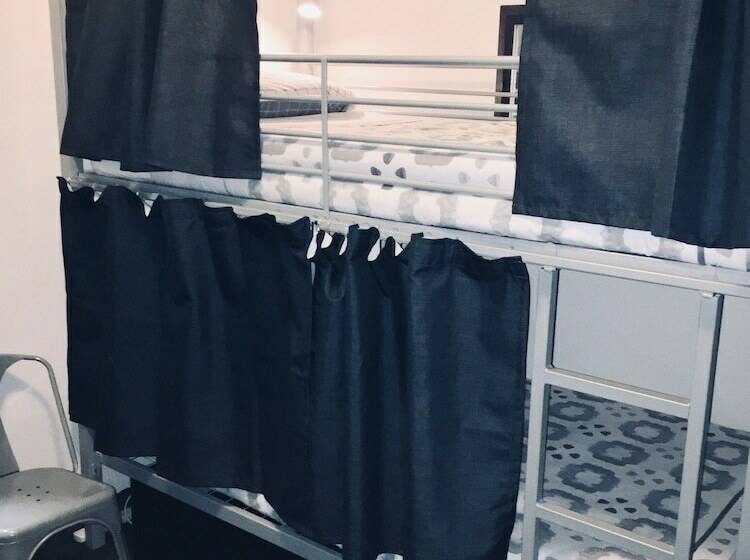 共用房间的床, Coogee Beach House