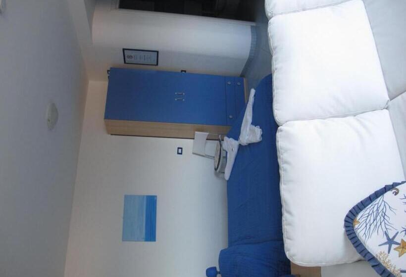 Triple Room Sea View, Miramare