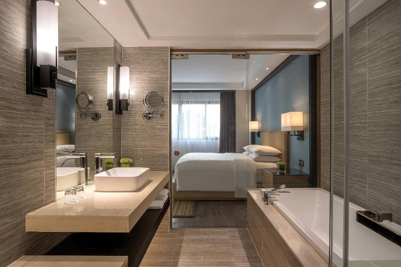 带大床的行政房间, Courtyard By Marriott Siem Reap Resort