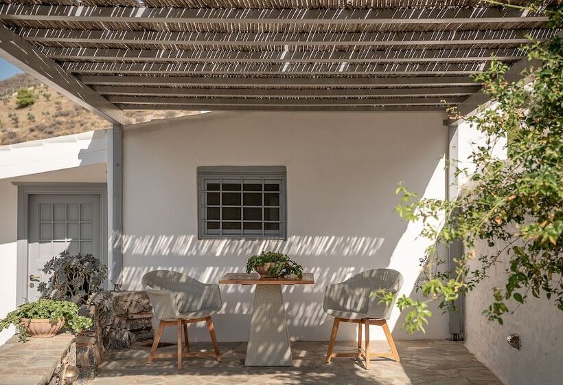 Номер Стандарт с Террасой, Four Seasons Hydra Luxury Suites