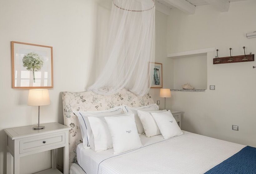 Номер Стандарт с Террасой, Four Seasons Hydra Luxury Suites