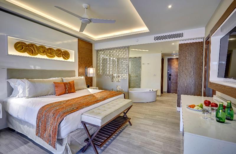 سوئیت جونیور کلوب با چشم‌انداز دریا, Royalton Bavaro, An Autograph Collection Allinclusive Resort & Casino