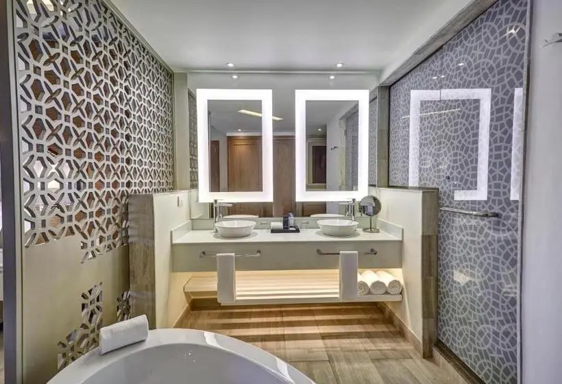 سوئیت جونیور کلوب با چشمانداز دریا, Royalton Bavaro, An Autograph Collection Allinclusive Resort & Casino