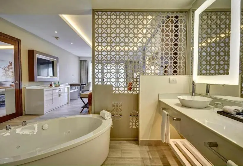 سوئیت جونیور کلوب با چشمانداز دریا, Royalton Bavaro, An Autograph Collection Allinclusive Resort & Casino