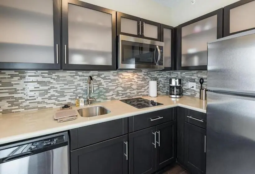 キングサイズベッドのデラックススイート, Staybridge Suites   Saskatoon   University, An Ihg