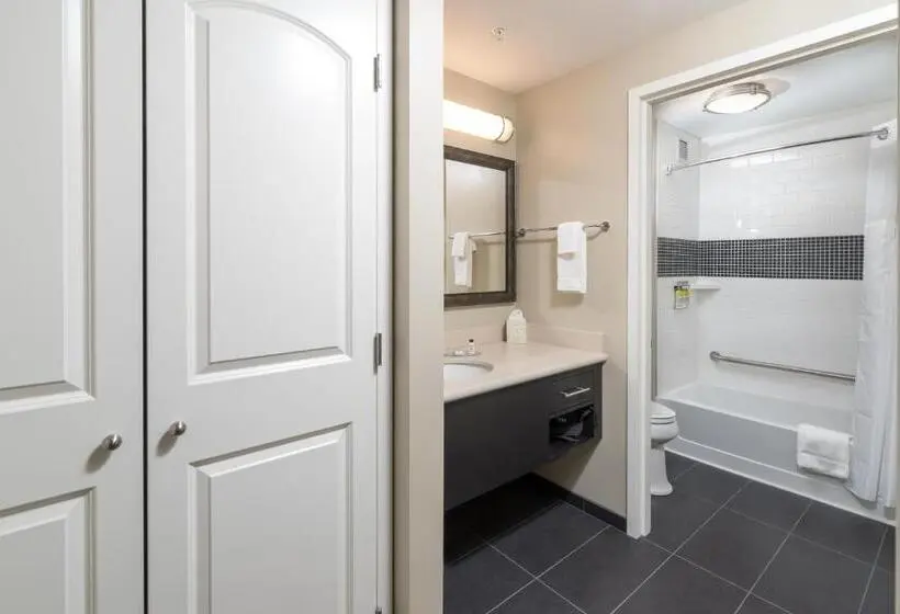キングサイズベッドのデラックススイート, Staybridge Suites   Saskatoon   University, An Ihg