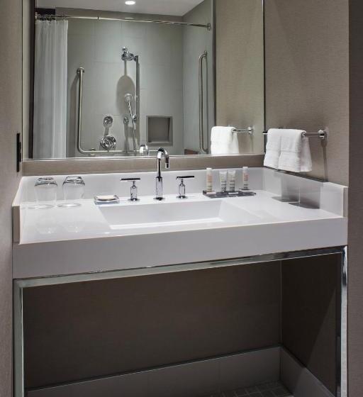 キングサイズベッドのスタンダードルーム, Toronto Marriott Markham