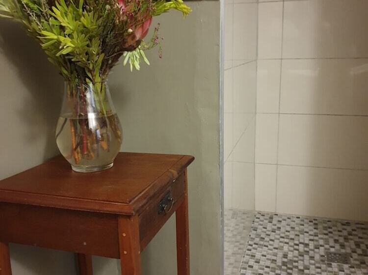 패밀리 룸, Haggards On Hilldrop