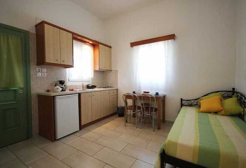 Family flat with sea view, Rooms & Apartments Archontou