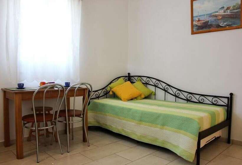 Family flat with sea view, Rooms & Apartments Archontou