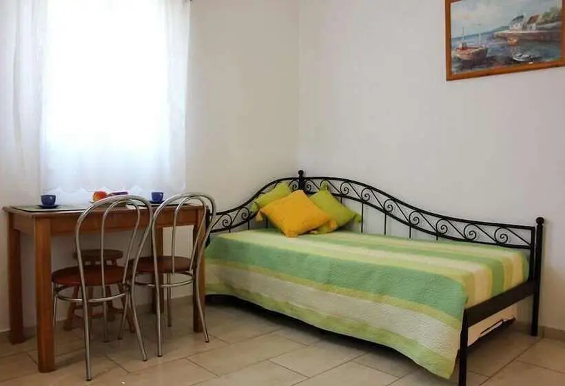 Family flat with sea view, Rooms & Apartments Archontou