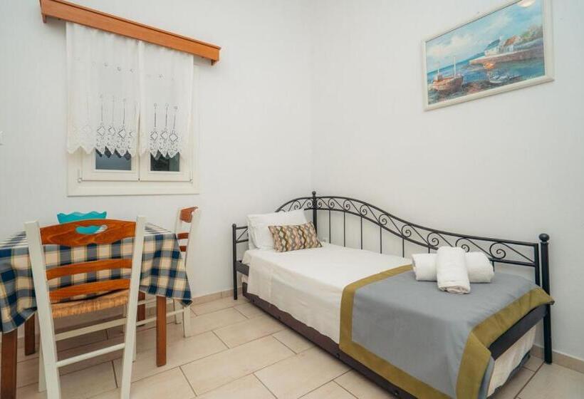 Family flat with sea view, Rooms & Apartments Archontou