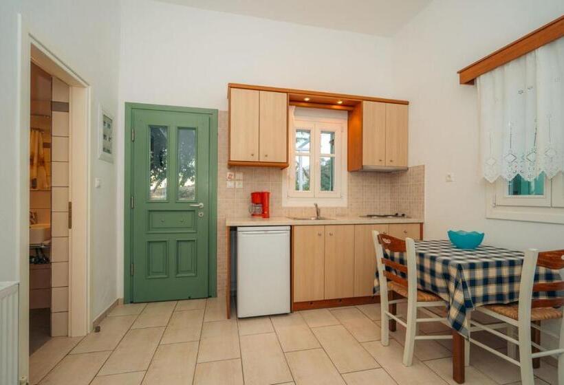 Family flat with sea view, Rooms & Apartments Archontou