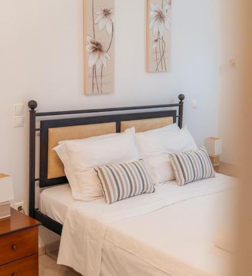 Family flat with sea view, Rooms & Apartments Archontou