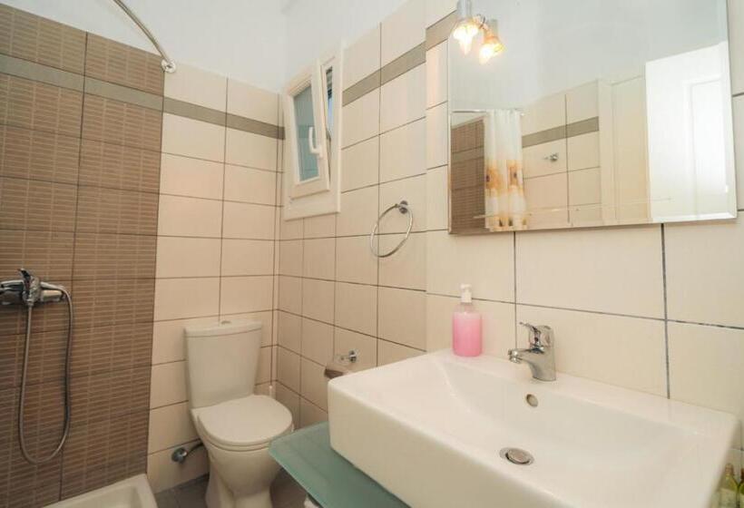 Family flat with sea view, Rooms & Apartments Archontou