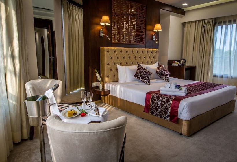 Люкс Премиум, Clarks Inn Suite Gwalior