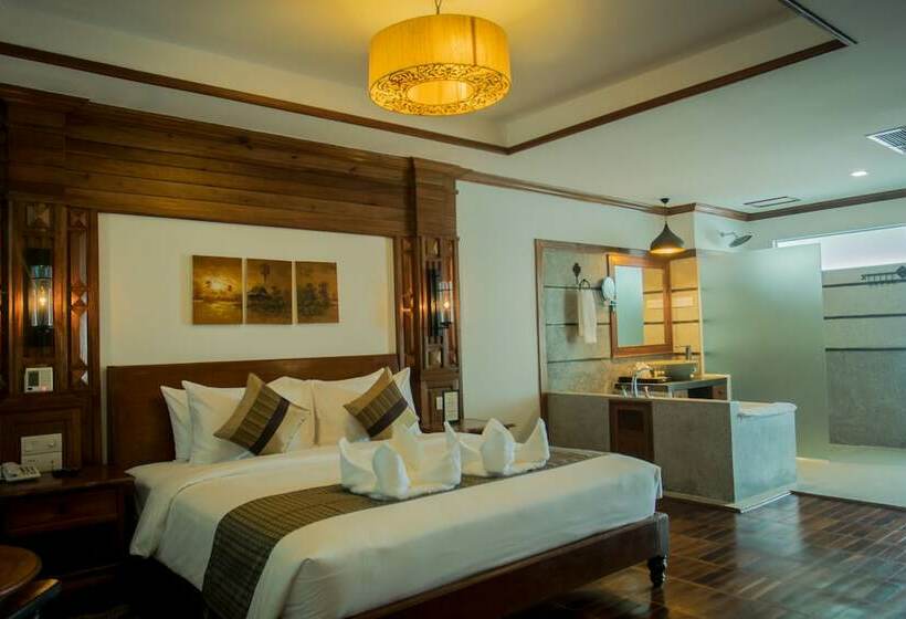 سوییت جونیور با چشم‌انداز استخر, The Night