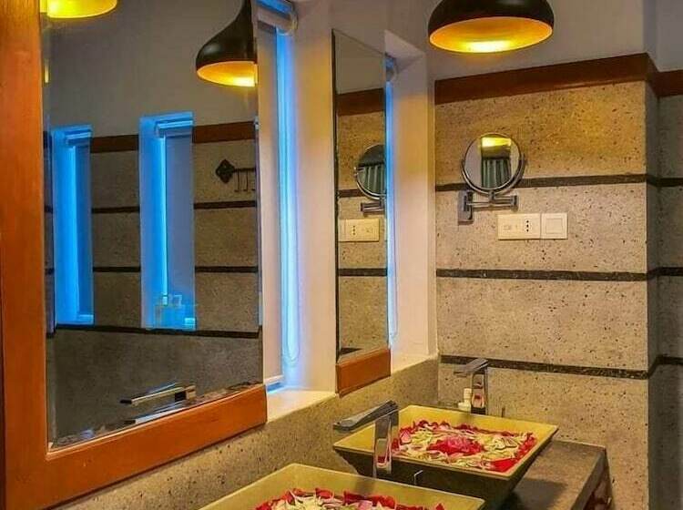 سوییت جونیور با چشم‌انداز استخر, The Night