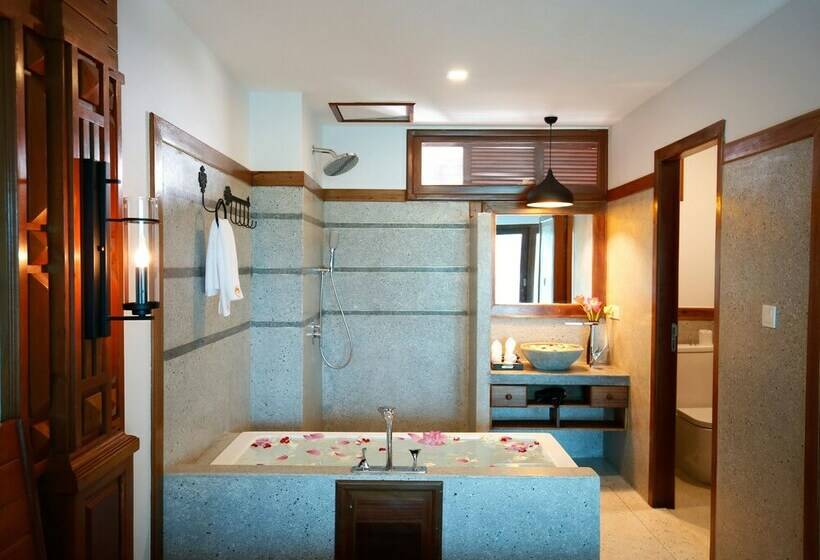 سوییت جونیور با چشم‌انداز استخر, The Night