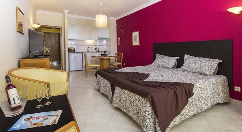 سوییت جونیور با چشم‌انداز استخر, The Night