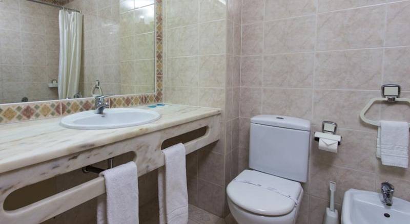 سوییت جونیور با چشم‌انداز استخر, The Night