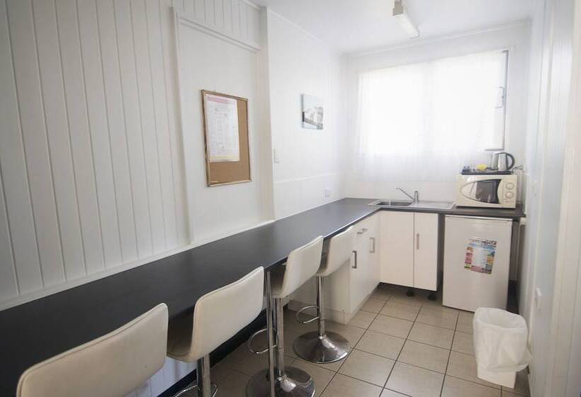 家庭间, Cool Palms Motel