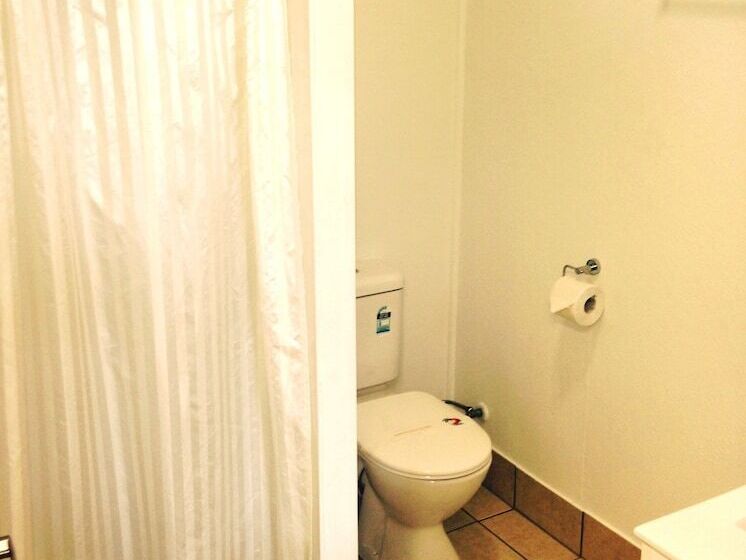 家庭间, Cool Palms Motel