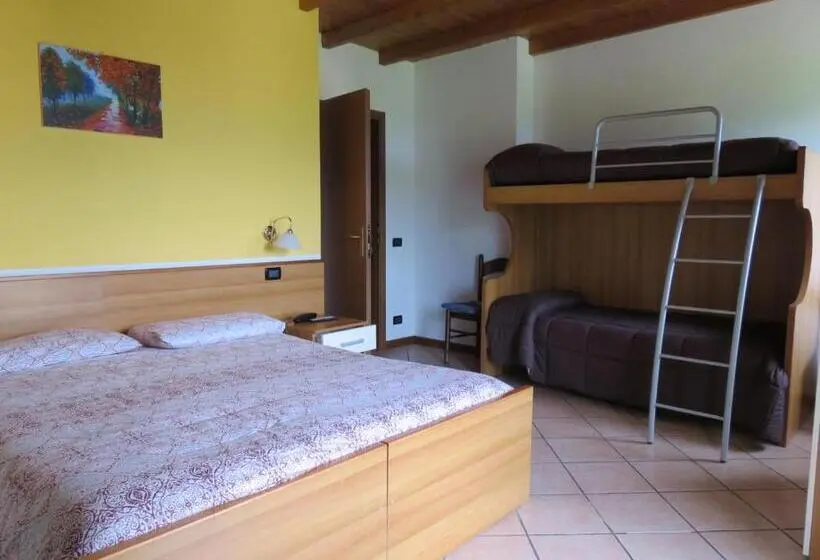 Standard Neljän Hengen Huone, Albergo Ristorante Innocenti