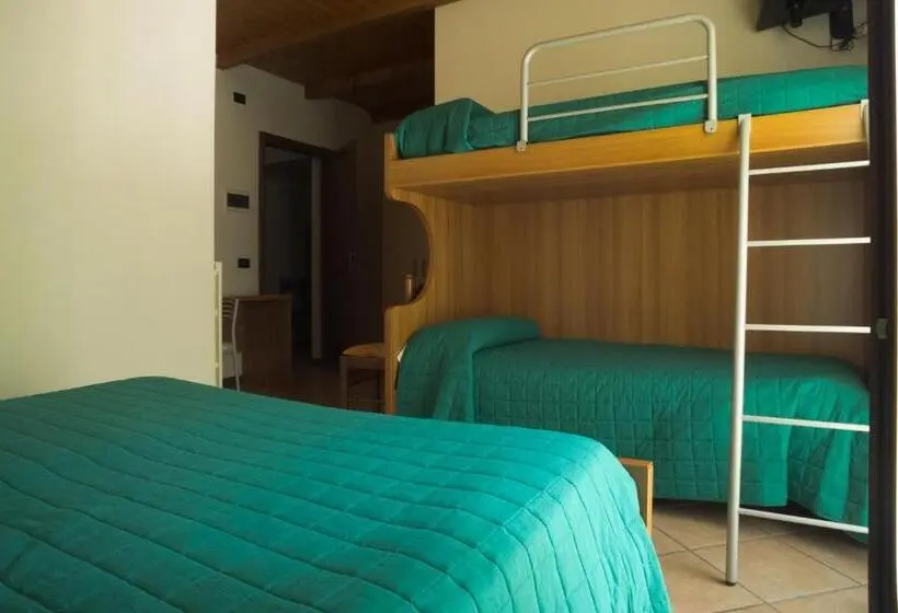 Standard Neljän Hengen Huone, Albergo Ristorante Innocenti